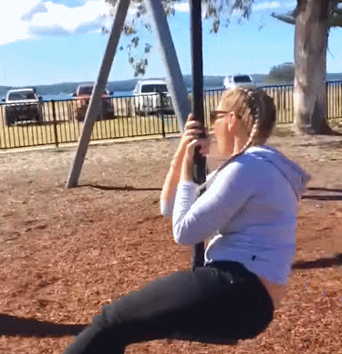 |搞笑GIF:一转身美美哒