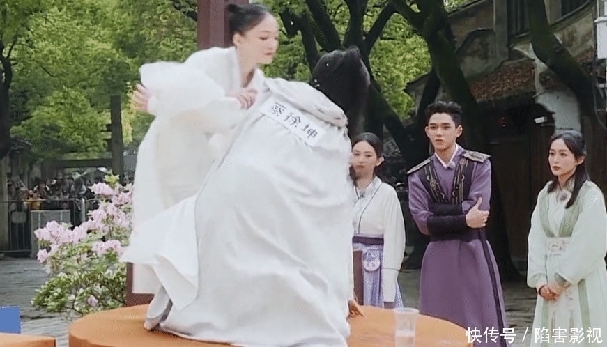 孟佳|跑男:蔡徐坤表演社会摇,沙溢摔倒在地,这期节目的道理好硬核