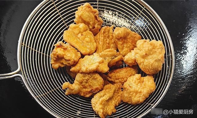 过节我家常吃椒盐杏鲍菇，5块钱做一盘，简单一炸，嚼着比肉香