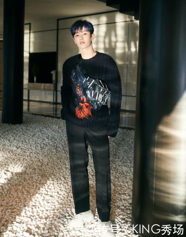 西服|李汶翰被称“国民初恋脸”,拼接西服酷炫时尚,帅成一道风景线
