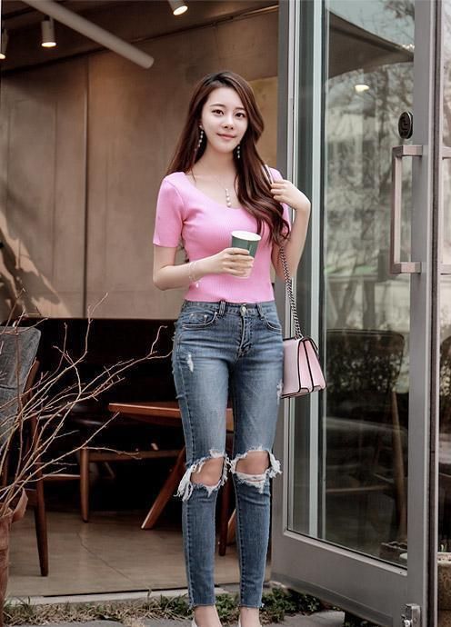 街拍:优雅的时尚美女,一身白色的套装尽显非凡的气质