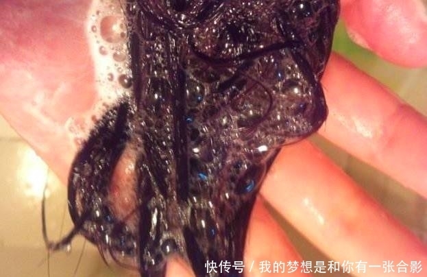 扔掉|女子剪完头发不舍得扔掉,做成这样的“项链”,但遇到水就悲剧了