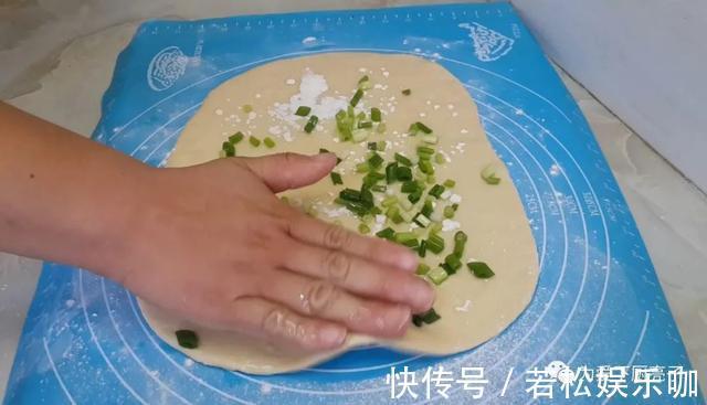 好吃|自制葱油饼的做法，锅里一烙，柔软劲道不油腻，比手抓饼好吃
