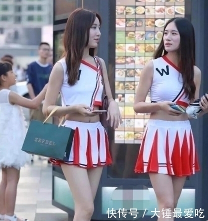 街拍美女小姐姐闺蜜行,这样出风头,能考虑一下路人的感受吗