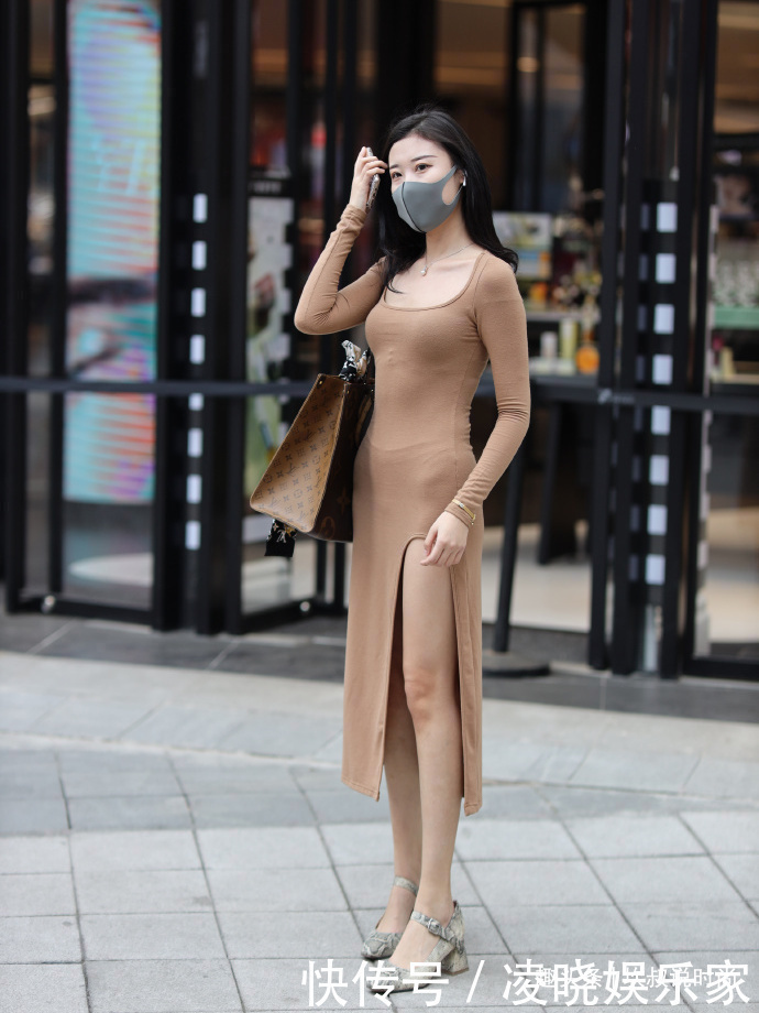 粗跟鞋 秋日气质穿搭,“大姐姐”的时尚开叉裙,一路“秀”大长腿!