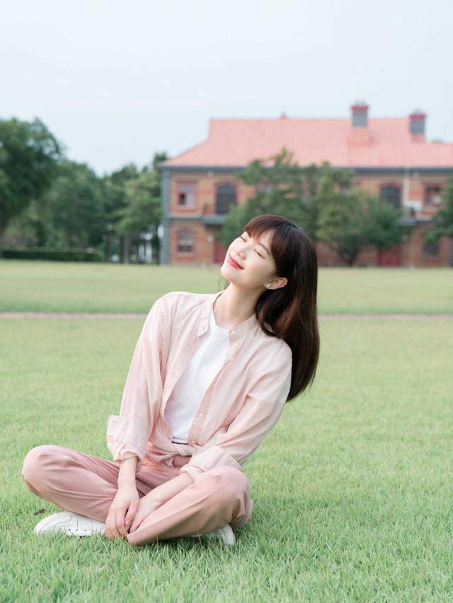 黑白灰|入秋怎么穿?少买黑白灰,这3套“高级色”,显白衬肤还耐看