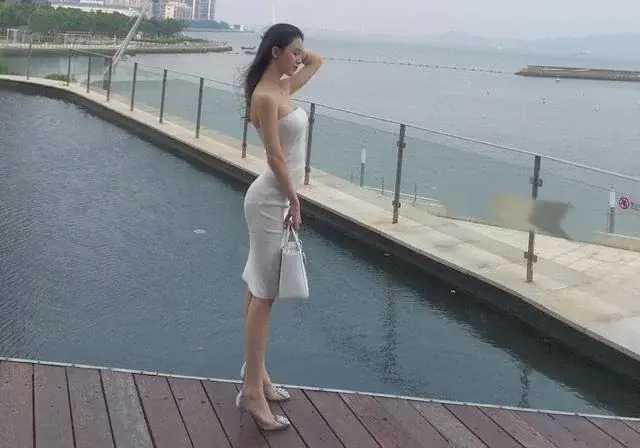 景色|街拍: 景色很美，但是人更美