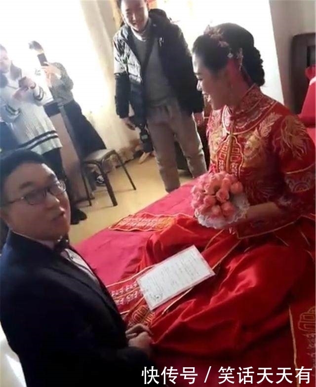 裙子|为找结婚高跟鞋,新郎低头掀新娘裙子,结果被新娘慌忙打手