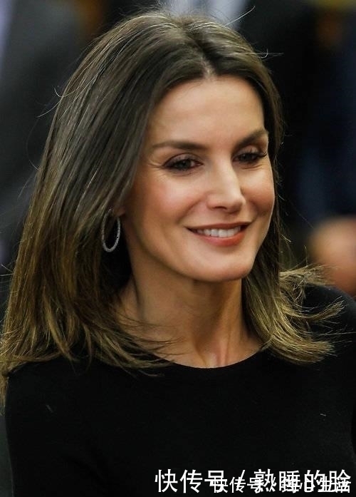 蕾丝|被西班牙王后气质惊艳,四百多蛇纹裙穿出四千块大牌范,太高级