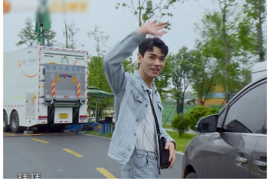 下期《中餐廳》未播先火，趙麗穎化身“趙小刀”，懟得黃曉明無(wú)言