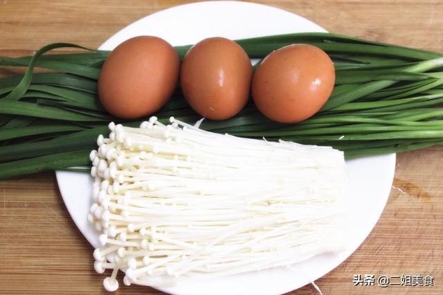 秋天|秋天多吃菜，芹菜白菜靠边站，这菜简单炒一炒，鲜嫩营养还下饭