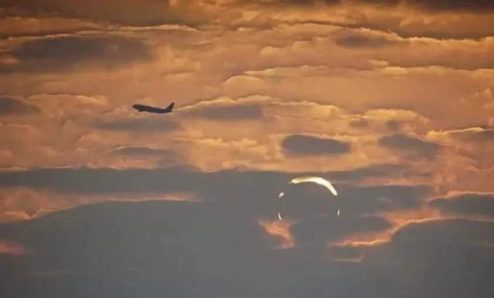 波斯湾太阳与月亮诡异同框,“恶魔之角”现身,景象如同修罗地狱