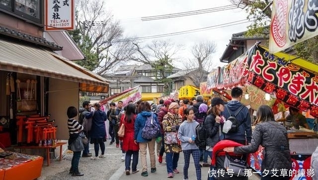 来到京都发现一条小街正在赶庙会，就来看看庙会上有些什么美食吧