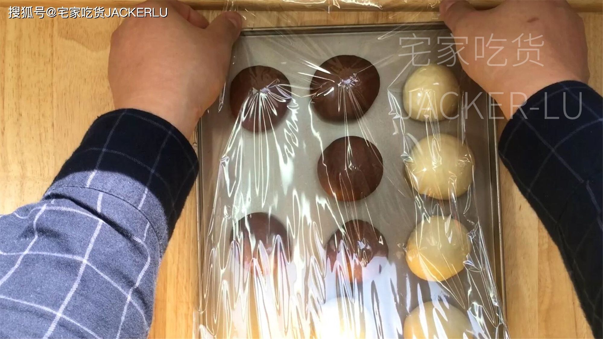 双色吐司面包,牛奶与可可携手共舞,双重味觉享受。