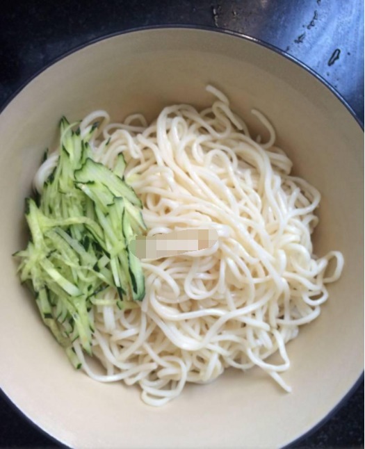 葱油麻酱凉面,好吃方便,劲道十足,一碗下肚,倍感幸福!