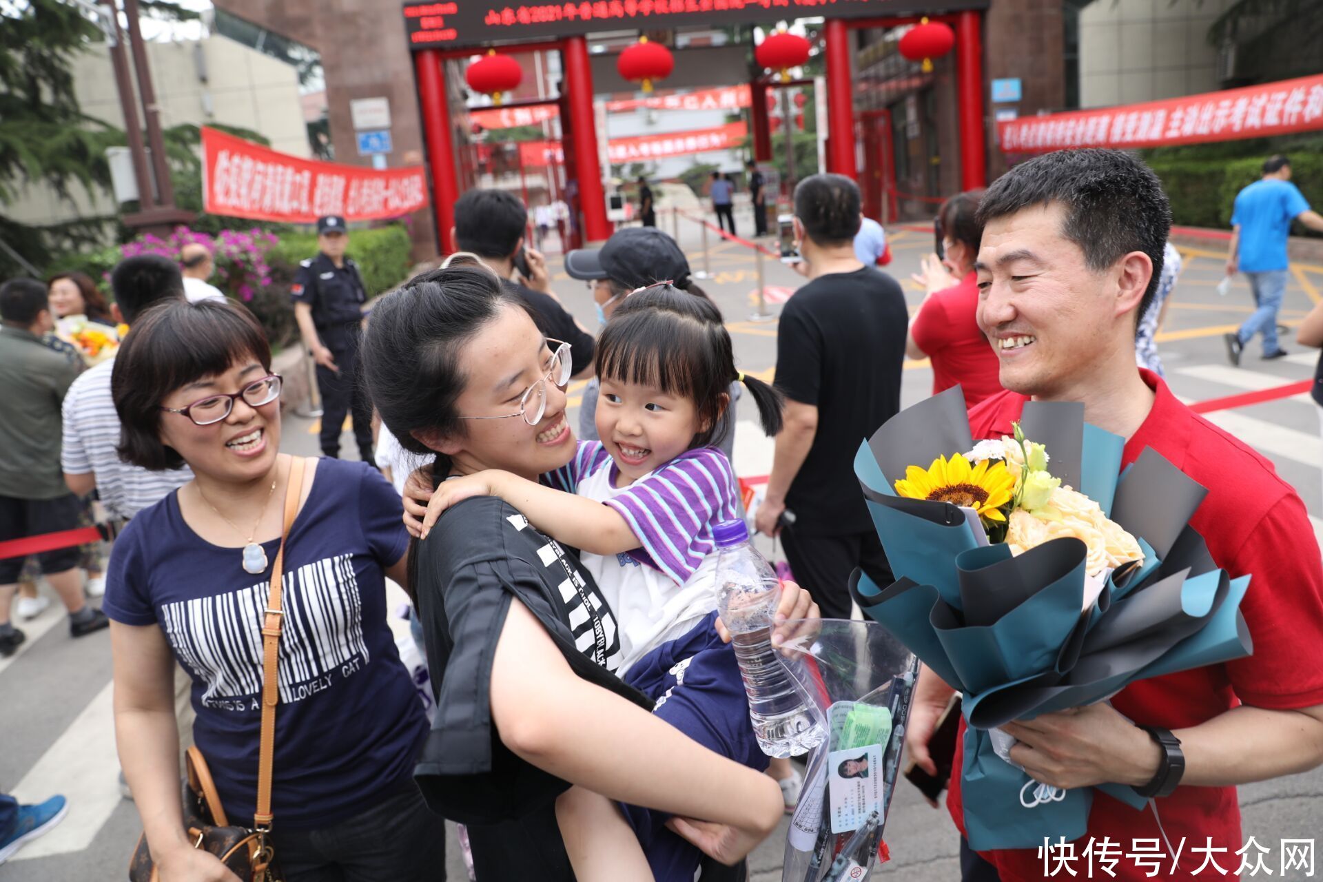 鲜花|组图丨鲜花映少年一色，祝贺与鼓舞共鸣