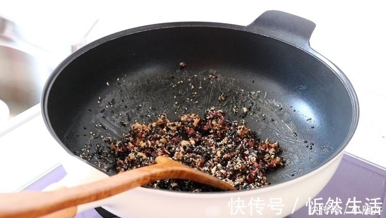 芝麻糖|它是“穷人的阿胶”,一斤十几块钱,隔三差五吃,气血两旺显年轻