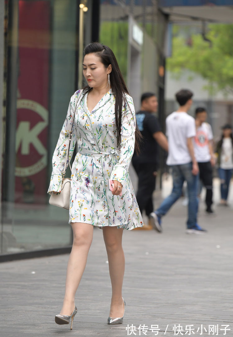 风衣|初秋选了一款长款印花风衣,辣妈穿搭的时尚又洋气