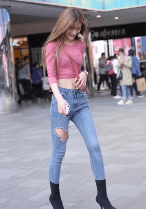 小蛮腰|小姐姐出门太慌,裤腿不小心被挂,这下糗大了