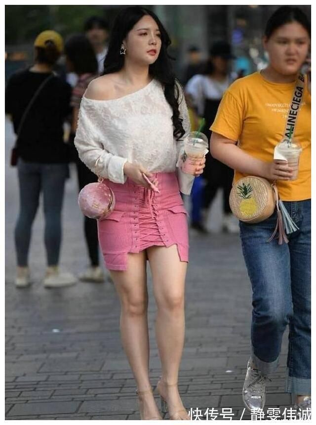 蝴蝶|街拍美女:微胖女生的半身短裙穿搭示范,时髦个性舒适,值得借鉴