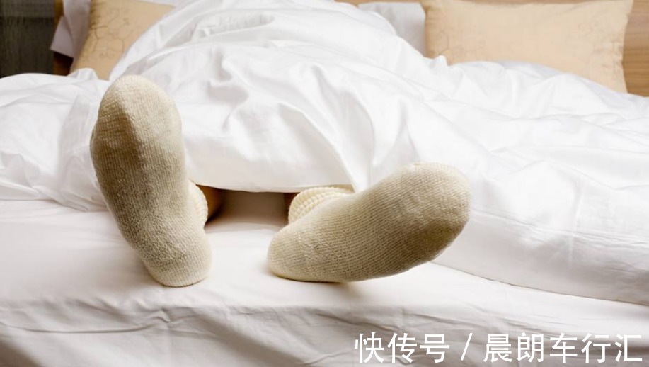 宝宝|“穿袜派”和“光脚派”,宝宝喜欢光脚丫好不好?听听医生的解释