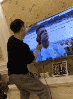 |搞笑GIF:当时妹子就急哭了 再也不穿裙子玩单杠了