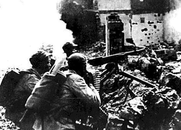 军事史|上级命他死守7天，他错听成“守47天”，结果打出军事史上的奇迹