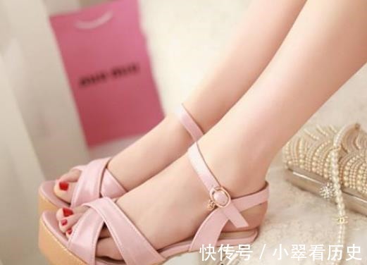 小仙女们 最近很火的这些凉鞋，穿上让“脚白几个度”，你有没有一款呢！