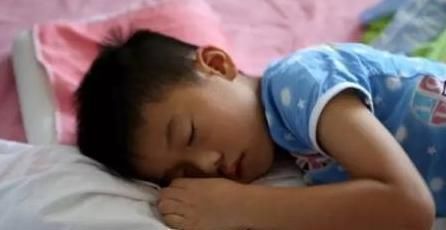 深度睡眠|妈妈带娃孩子不长个,奶奶带娃身高猛涨,医生:都是午睡惹的祸