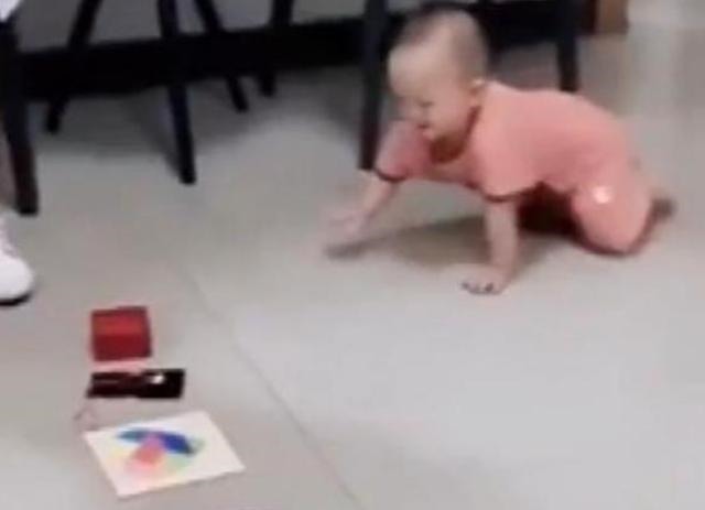 小王|全家围观孩子“抓周”,宝宝径直爬向这玩意,奶奶低呼这下完了