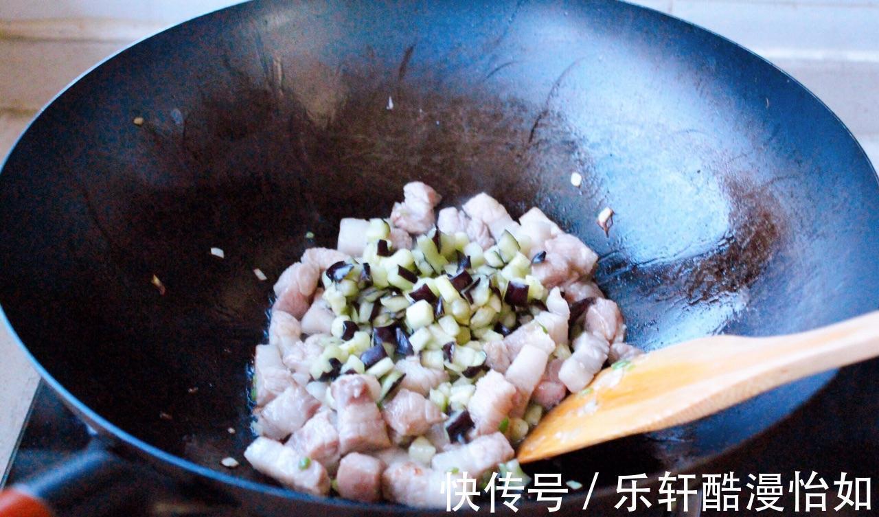 蒜香茄丁炸酱面|蒜香茄丁炸酱面,做法简单,鲜香美味