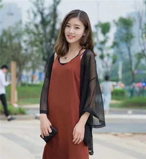  上衣|街拍：美女黑色上衣配短裤，双腿纤细修长，娇俏动人