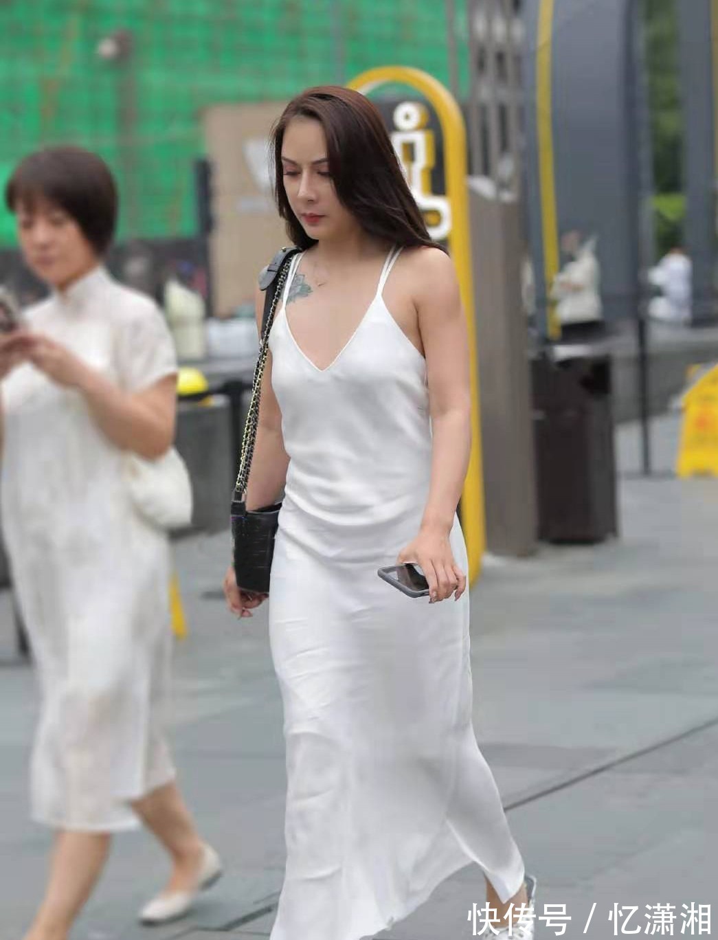 身穿白色|街拍知性大方的小姐姐,身穿白色吊带连衣裙,非常的美丽动人!