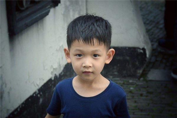 取名|爸爸姓“尿”,死活不肯让孩子随自己姓,妈妈机智取名被夸赞