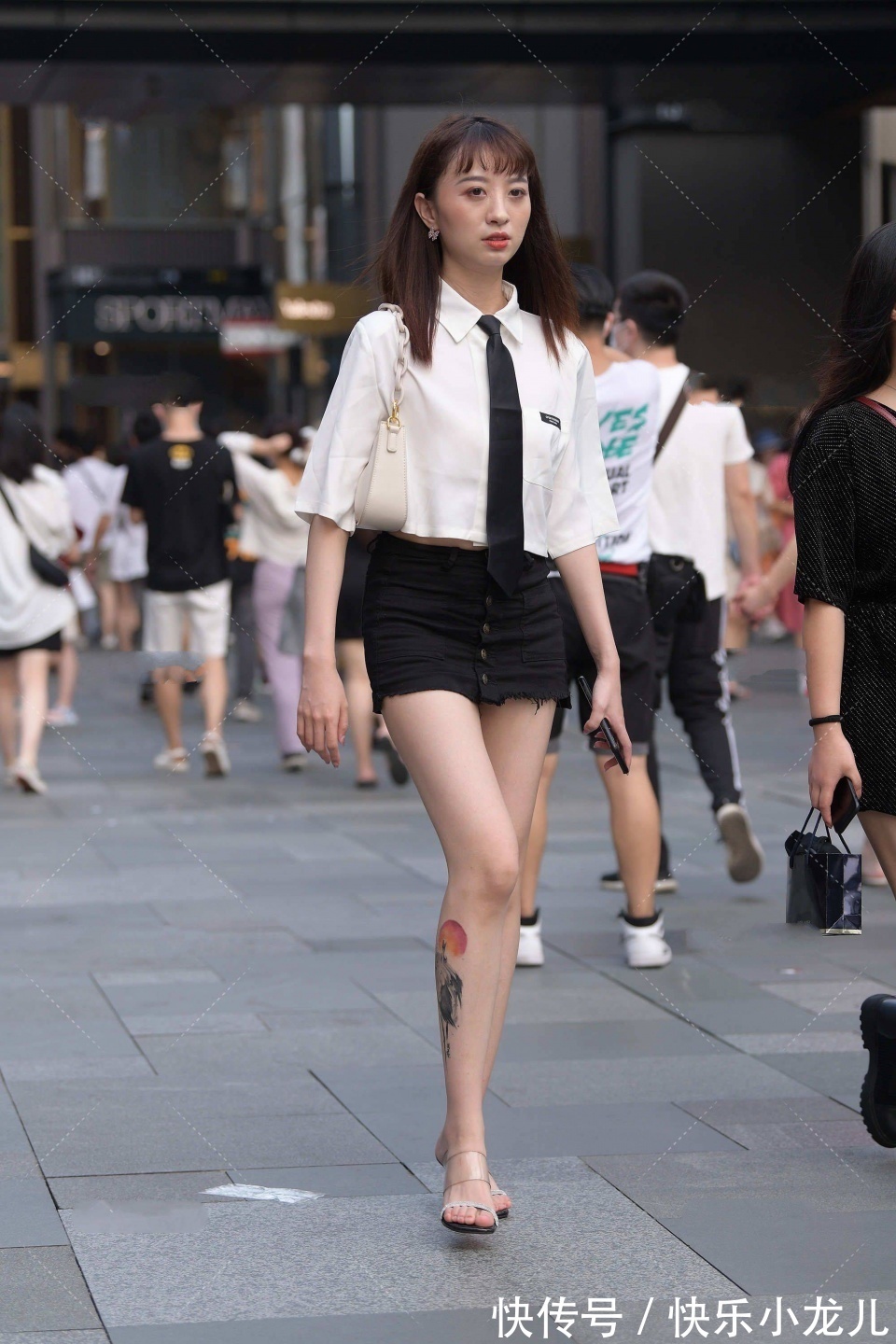 高跟鞋|穿着时尚的美女和闺蜜一起逛街,两人的穿搭形成了对比