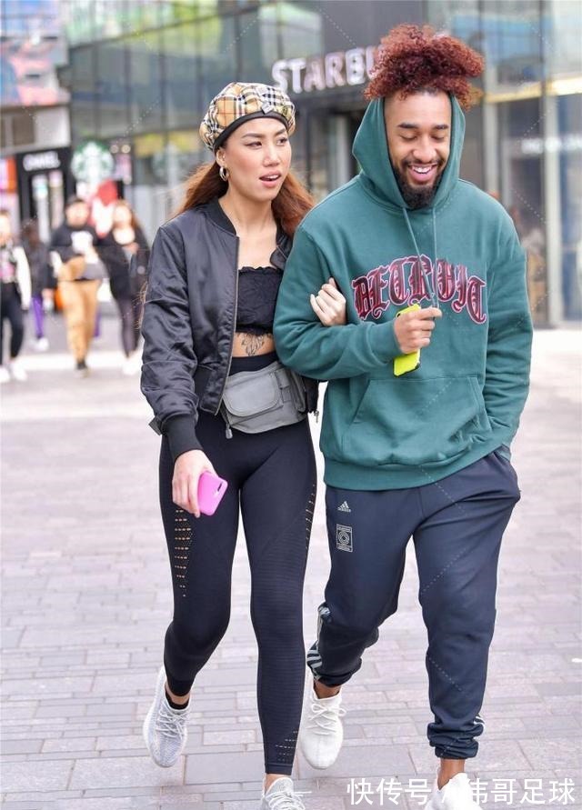 健美裤 黑色棒球服搭配时尚健美裤,舒适贴身,打造运动休闲风!