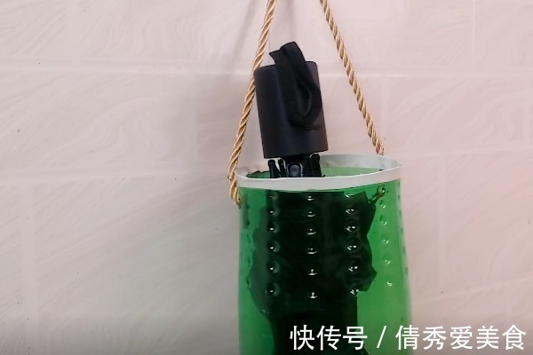 大号塑料瓶别扔了，中间剪一刀，穿一根绳子，做10个都不够用