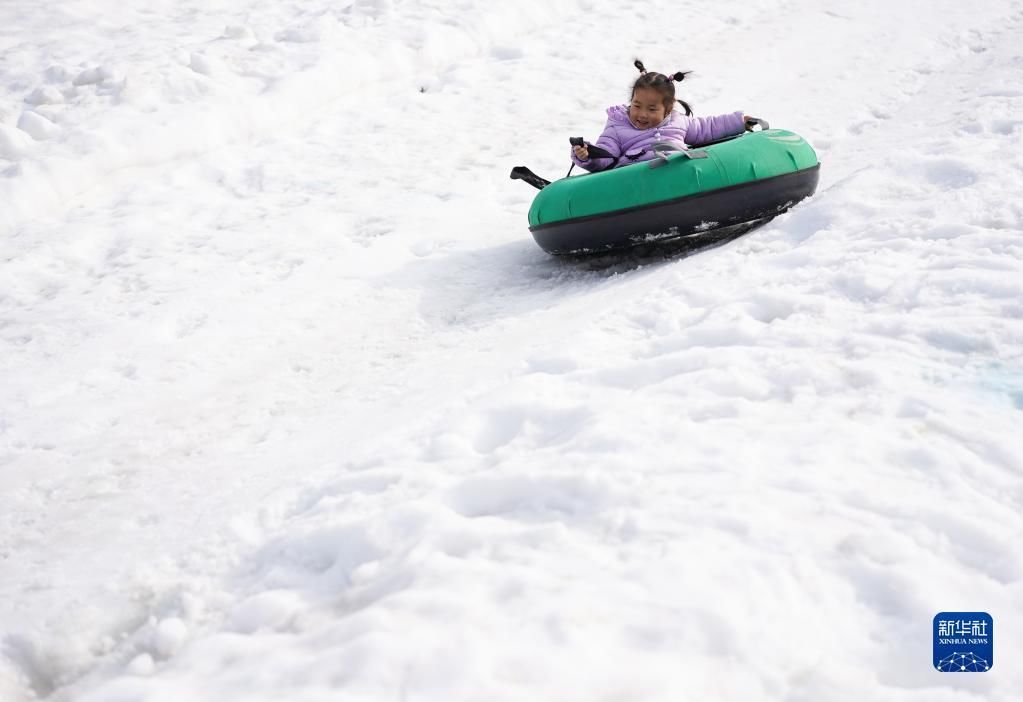 新华社记者|全民健身-江苏盱眙：滑雪享冬日