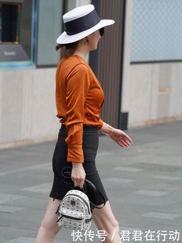 小姐姐V领衬衫加包臀裙,搭配尖头细跟鞋,尽显成熟美