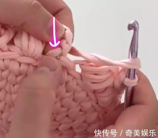 旧衣服剪几刀，制作布条线，拿来钩编收纳盒，非常实用！附教程