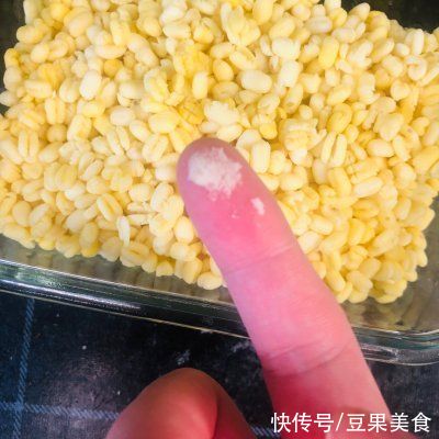 蛋清|简单几步做好一盘清凉解暑绿豆蒸蛋糕,快速搞定一餐饭