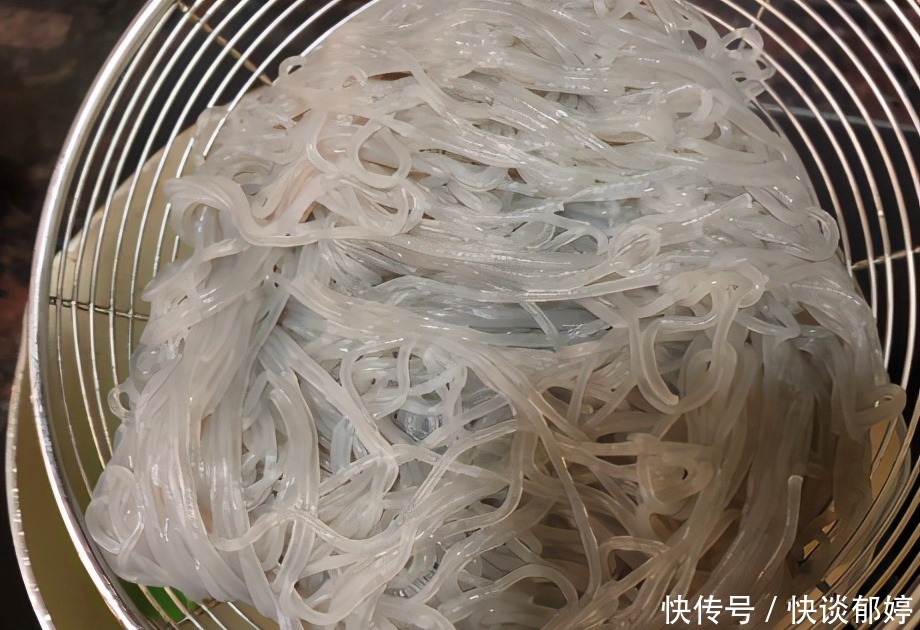  冷天吃炖菜蒸菜，不如吃酸辣粉，酸辣开胃又解馋，我家连吃了3天