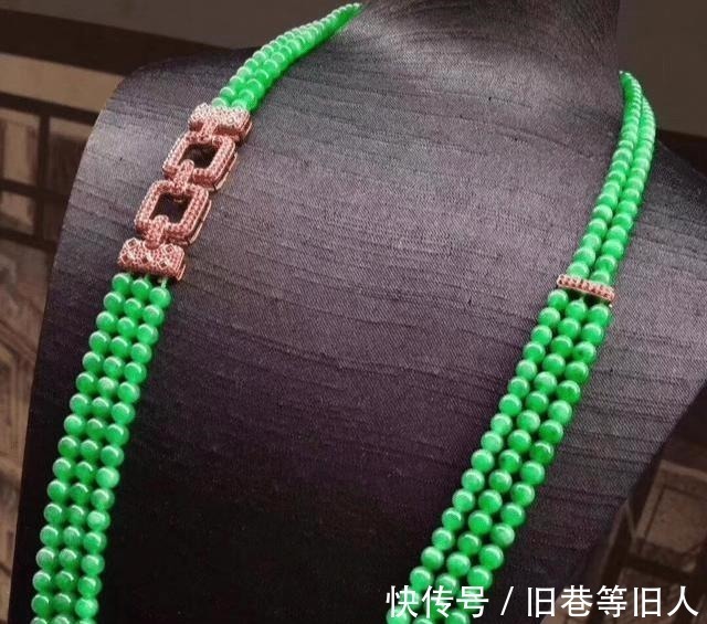 梁女士 梁女士戴着刚买的手镯去蒸桑拿,第二天就后悔了!