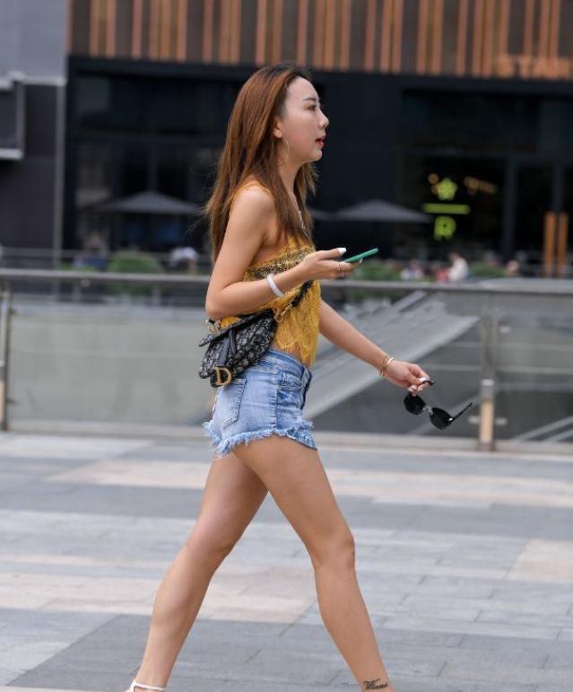 大街|搭配吊带上衣和破洞牛仔裤，走在大街上轻松释放出独特的美