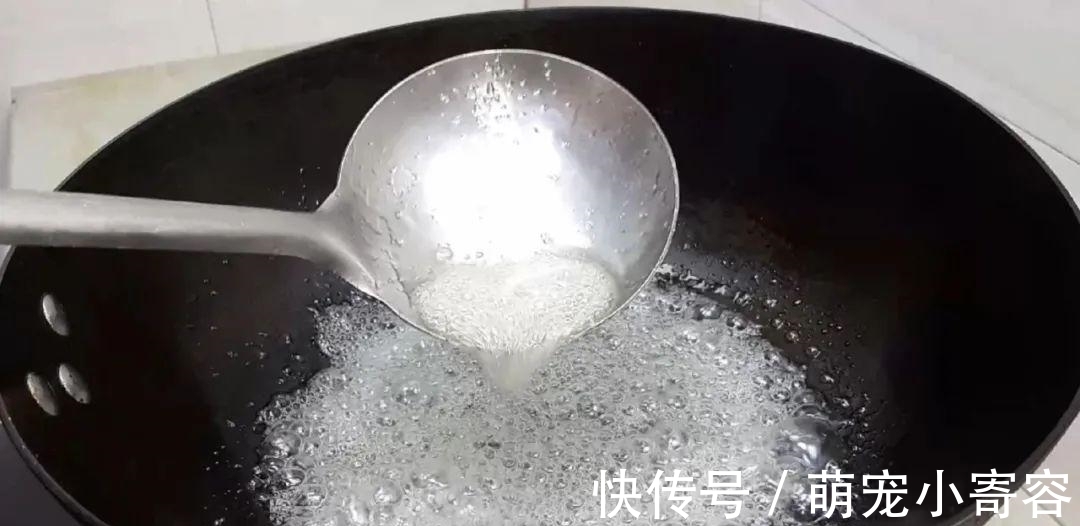 麻花|面粉别炸油条了，撒2把芝麻，外皮焦脆又香甜，比油条麻花好吃