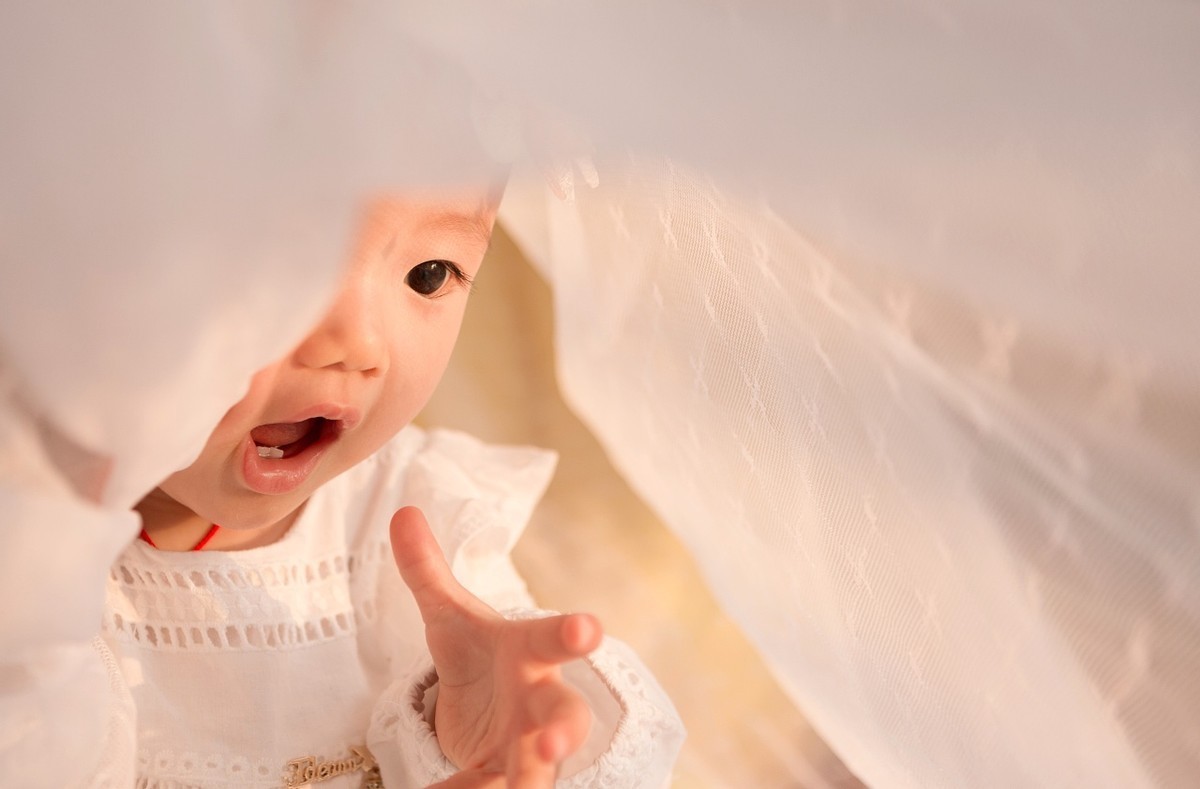 妈妈|三个月大的宝宝边喝母乳,边用手推妈妈,他想表达什么呢