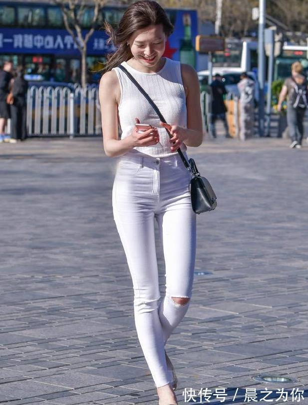 时髦 时髦的打底裤美女,展现迷人身材,成为街头一道靓丽的风景线!