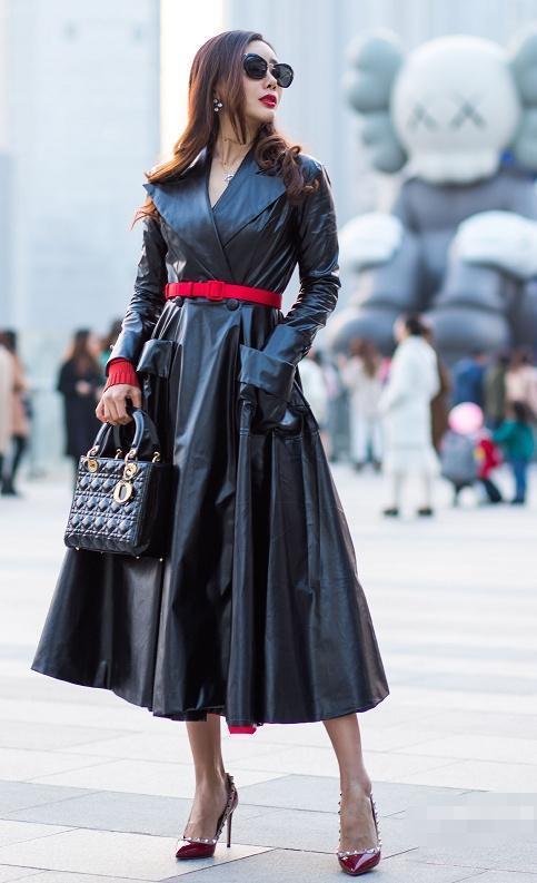 针织衫|美女身穿肉色长裙仙气飘飘,外面的米色短款针织衫,十分的好看