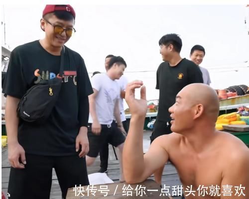 搬运|邓超与农民工掰手腕,比赛结束后一个举动引热议,网友:嫌弃就别玩