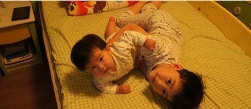 大让|趁妹妹还没醒,大宝偷亲一下,被妈妈发现后,表情可太逗了